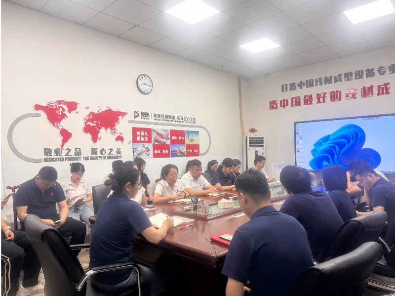 Team sharing meeting of wire bending machine manufacturer Belan